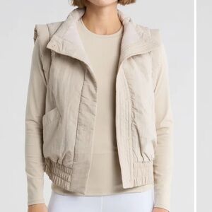 Yogalicious Women's Crinkled Puffer Vest EUC size medium wind blocking collar